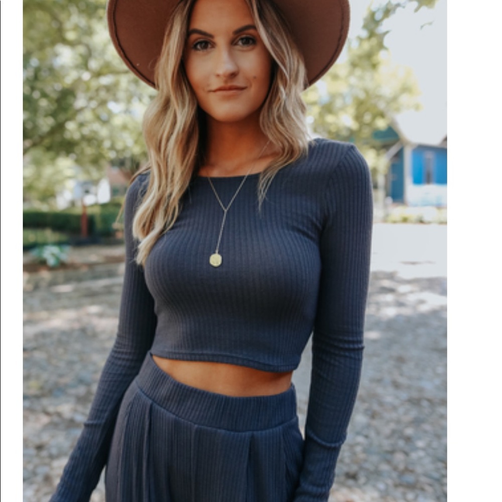 beautiful set with flowy pants, blue/gray color